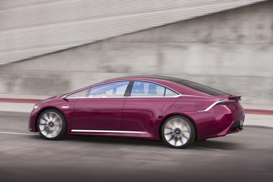  Toyota NS4 Advanced Plug-In Hybrid Concept 2012 года  (фото 17 из 29)